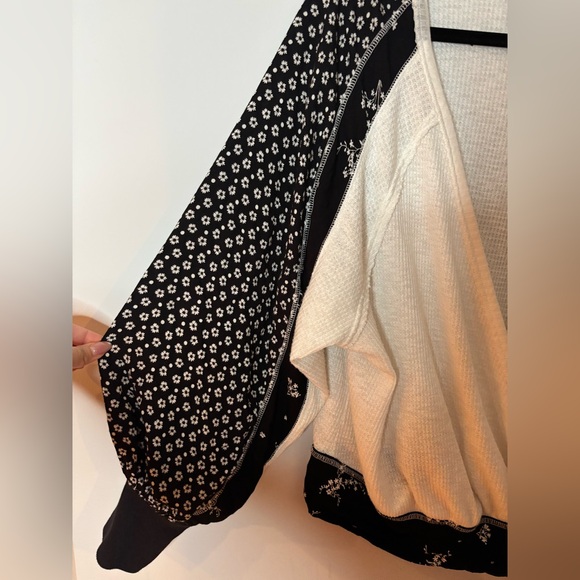 Elegant Black and White Women's Top - Picture 4 of 8